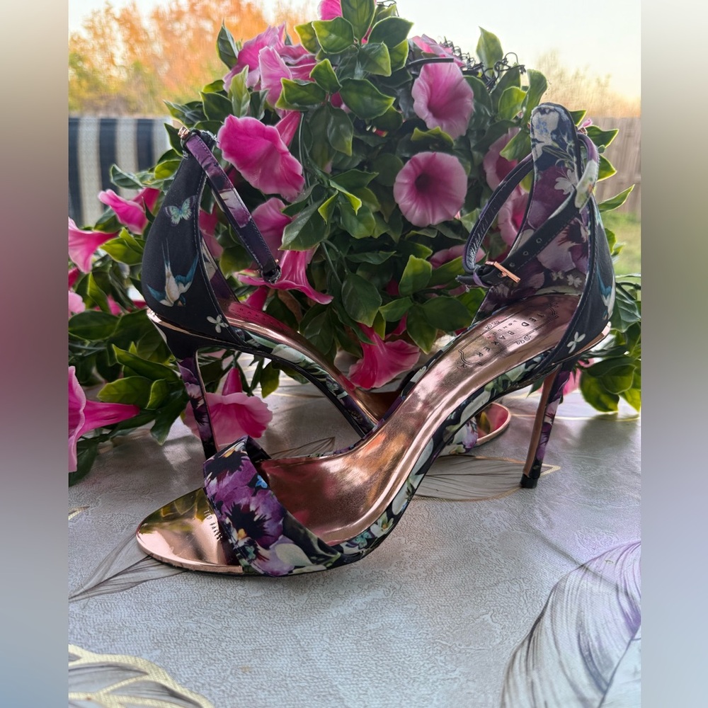 TED BAKER LONDON Multicolor Charv V.2 Sandal Size 40.5EU  9US.